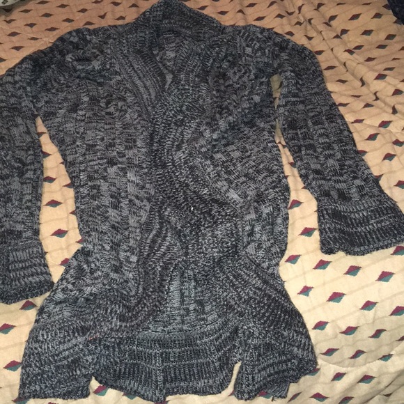 Woman’s long sweater w/snap closing - Picture 2 of 2
